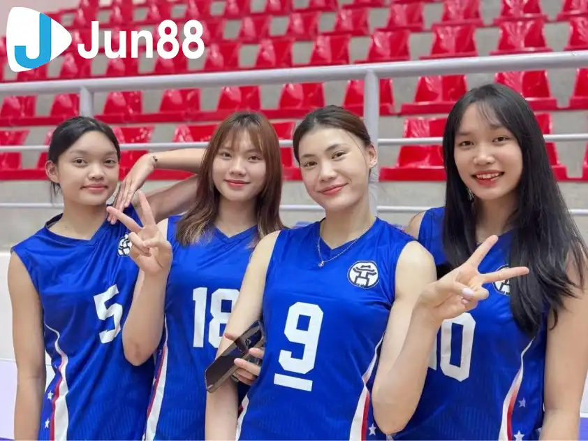 Các trụ cột của đội bóng chuyền nữ Hà Nội - ứng viên cho suất lên chơi ở giải VĐQG mùa giải năm sau. Ảnh: FBNV Các trụ cột của đội bóng chuyền nữ Hà Nội - ứng viên cho suất lên chơi ở giải VĐQG mùa giải năm sau. Ảnh: FBNV